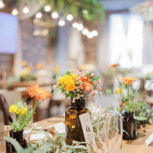 ゲストテーブルコーディネート一例：色とりどりの季節のお花がかわいい。|THE TRES TOKONAME（ザ・トレス 常滑）の写真(35580696)
