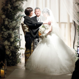 お母様から花嫁へお言葉をもらって歩くバージンロード|THE TRES TOKONAME（ザ・トレス 常滑）の写真(34071091)