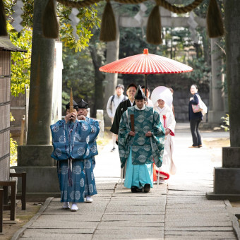 参進は新郎新婦のお二人で。緑豊かな境内をゆっくりと社殿へ向かいます。
