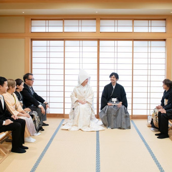 控室もリニューアルして綺麗なお部屋で。ご希望により親族紹介も執り行います。