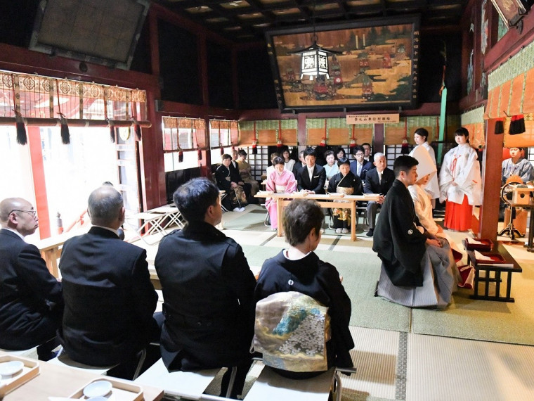 都会の杜に雄大に佇む「赤坂氷川神社」で心に残る永遠の誓いを