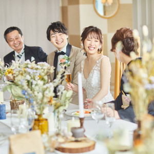 挙式のあとはリラックスして大切なご家族とのお食事とご歓談をお楽しみください。|セント フォレストチャペル なんばの写真(41462141)