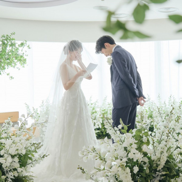 挙式前には新郎新婦様だけの時間を設けております。これまでの感謝とこれからの誓いを確かめ合う時間です