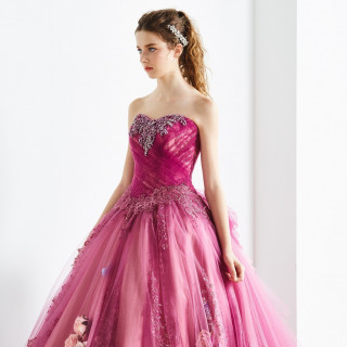 女性らしさを感じさせるピンクのドレス。
ピンクは花嫁様からも大人気！