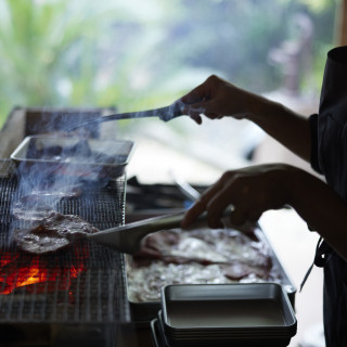 裏のテラスにてお肉を炭火でお焼きしています。