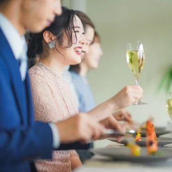 できたてのお料理はすぐにサービススタッフがサーブ。お料理への想いを直接お客様へ！