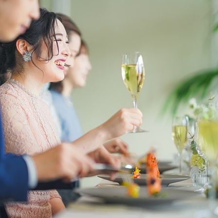 美味しい料理にゲストも笑顔が溢れる|SUD RESTAURANT TERAKOYA/テイクアンドギヴ・ニーズウェディングの写真(11951829)