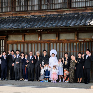 重厚な挙式会場の前で、ゲストと和やかに集合写真を撮影。ご希望の場所でアットホームに。|～明治二年創業～　丹徳庭園ウエディングの写真(52607496)