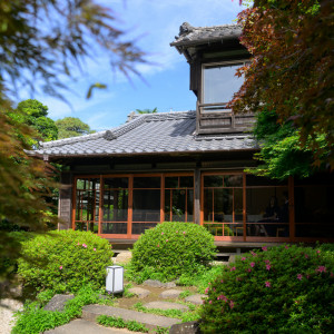 庭園に静かに佇む離れは、伝統的な和風建築の趣を感じられる特別な空間。緑豊かな景色を望みながら、親族や大切な方との落ち着いた時間をお過ごしいただけます。|～明治二年創業～　丹徳庭園ウエディングの写真(52727072)