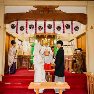 【歴史ある創建千年の社 川越八幡宮で挙式】縁結び・夫婦イチョウのご神木に見守られながら末永い幸せと子孫の繁栄を祈願いたします。|～明治二年創業～　丹徳庭園ウエディングの写真(46375882)