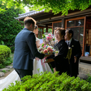 感謝の気持ちを込めた感動の花束贈呈は、貸切の緑豊かな庭園で、ゲストに見守られて。|～明治二年創業～　丹徳庭園ウエディングの写真(52723298)