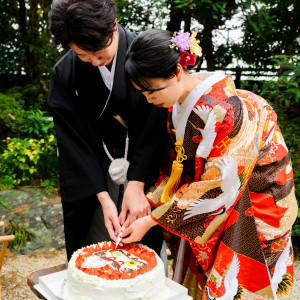 和装花嫁にイチオシ。オリジナリティを出しやすい和婚にぴったりな達磨ケーキの目入れ。ゲストの方々からも歓声が上がります。|～明治二年創業～　丹徳庭園ウエディングの写真(51902899)