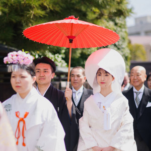 美しい日本の結婚式の象徴「参進の儀」 和婚らしい厳かな雰囲気の花嫁行列を丹徳庭園で。|～明治二年創業～　丹徳庭園ウエディングの写真(52607086)