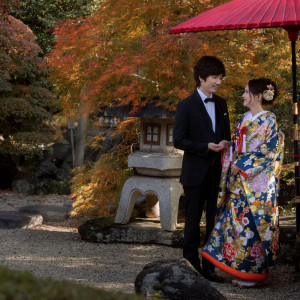 色づいた枯山水庭園での撮影。|～明治二年創業～　丹徳庭園ウエディングの写真(27627836)