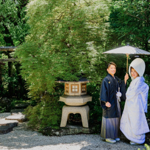 【和の装いが似合う庭】角隠しや綿帽子や結髪など、古き佳き花嫁支度に似合うロケーション。|～明治二年創業～　丹徳庭園ウエディングの写真(48769324)