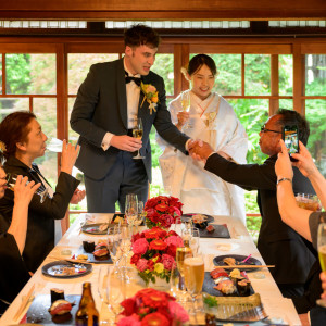 家族や親しい方だけでゆったり過ごす披露宴。会話が弾む楽しいひとときを。|～明治二年創業～　丹徳庭園ウエディングの写真(52723156)