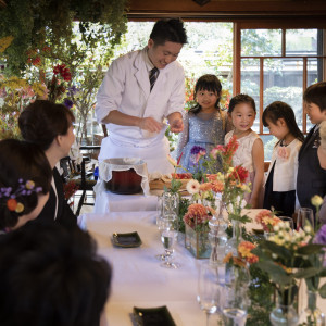 寿司職人が目の前で寿司を握ります。舌で、目で楽しめる特別感のあるおもてなしは、ゲストも大満足|～明治二年創業～　丹徳庭園ウエディングの写真(52607139)