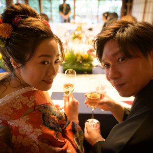 【お話しやすい晩餐スタイル】高砂席にプラスして晩餐スタイルでゲスト席をセットできます。全員の顔が見やすく、和やかな雰囲気に。|～明治二年創業～　丹徳庭園ウエディングの写真(52607680)