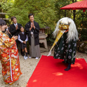 【幸せな日に煌めく、伝統の獅子舞】
獅子舞は、幸せや繁栄を象徴し、新郎新婦の結婚生活に幸運をもたらすと言われています。|～明治二年創業～　丹徳庭園ウエディングの写真(46626733)