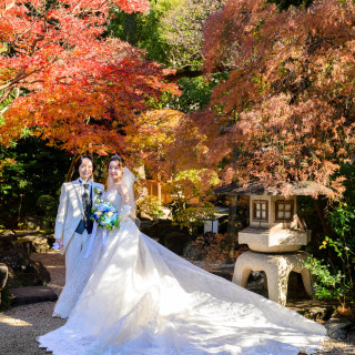 落ち着いた雰囲気を演出する紅葉にドレスが映えるフォトジェニックなひととき