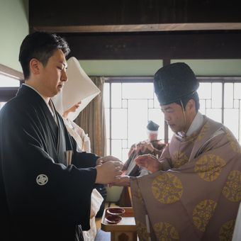 川越八幡宮の神様を丹徳庭園内にお呼びしての神前式