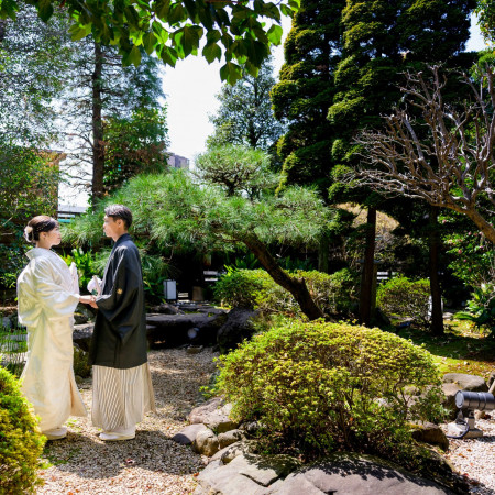 四季折々の表情を見せ、そのどの季節にも趣を感じらる日本庭園。200坪の枯山水庭園がおふたりだけのものに。