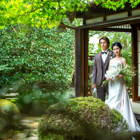 【日本庭園×洋装】日本庭園ではドレススタイルも似合います。一棟貸切空間でフォトウエディングも可能です。