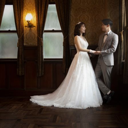レトロな空間に映える、ドレスとタキシード。和洋折衷の美しさが、ふたりをより引き立てます。|～明治二年創業～　丹徳庭園ウエディングの写真(34052029)