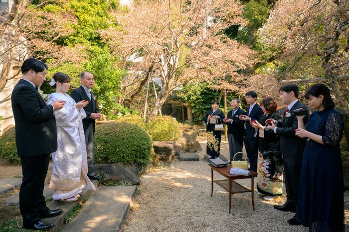 緑あふれる庭園では乾杯やケーキ入刀などの演出も可能。記念撮影やゲストとの歓談はも。