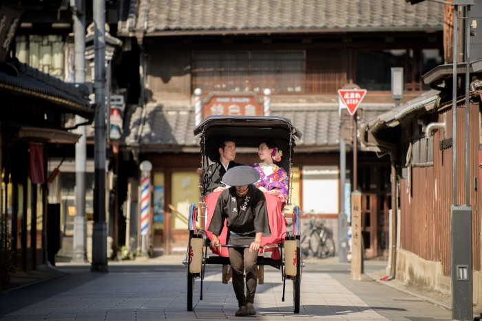 晴れの日をより華やかにおごそかに小江戸川越の町並みを人力車で
