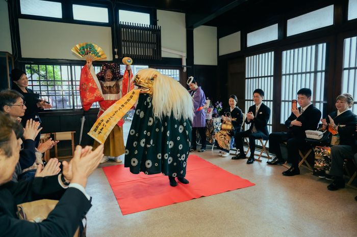 【幸せな日に煌めく、伝統の獅子舞】おめでたい獅子舞で、 ゲストも大満足。