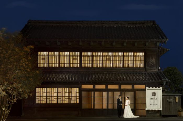 温かな灯りに包まれた日本家屋前での撮影。大切な瞬間を美しく彩る特別な一枚を。