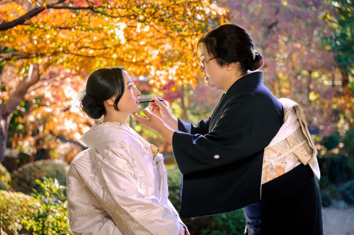 嫁ぎ先へ送り出す娘が幸せに、その身に一切の災いが降りかからぬよう願いながら紅を差す