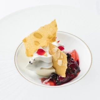 ウエディングケーキも会場コーディネートにあわせた装花をあしらって。トータルでデザインも素敵