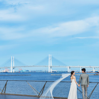 横浜の象徴ベイブリッジを先まで見通せる。特別な景色もこの時はおふたりのものです。