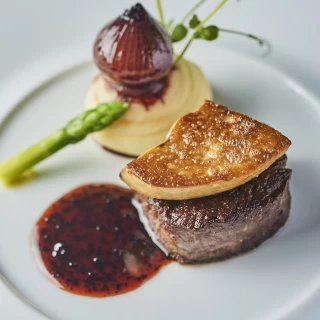 心を込めてお作りする目にも楽しい料理。 ゲストを魅了するおもてなしで心に残る祝宴を。