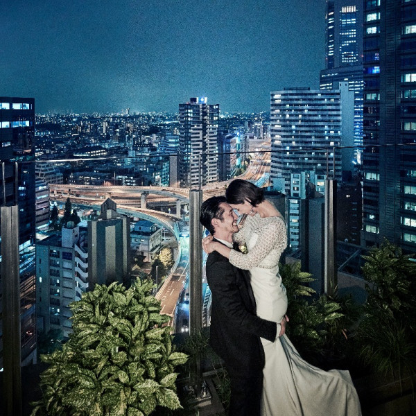 都心の夜景を背景にドラマチックな写真撮影も可。映画のワンシーンのようなフォトジェニックな瞬間を残せる