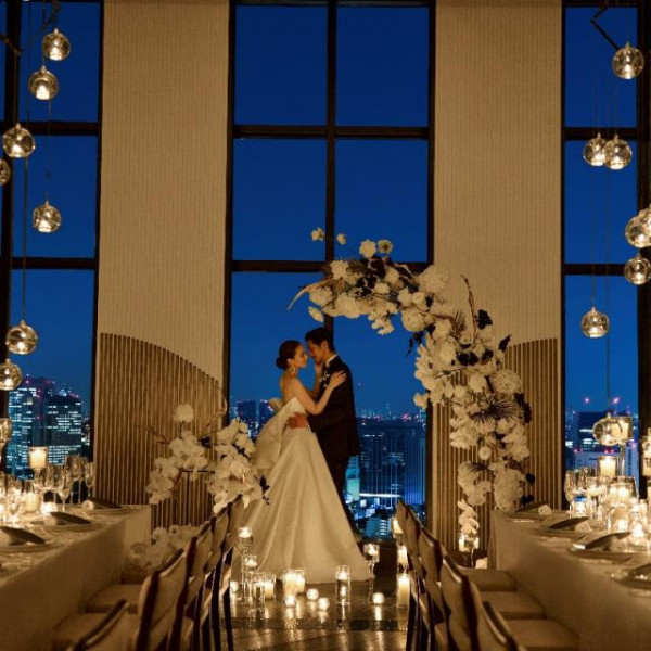 高層階からの夜景とキャンドルの灯りがロマンティックに