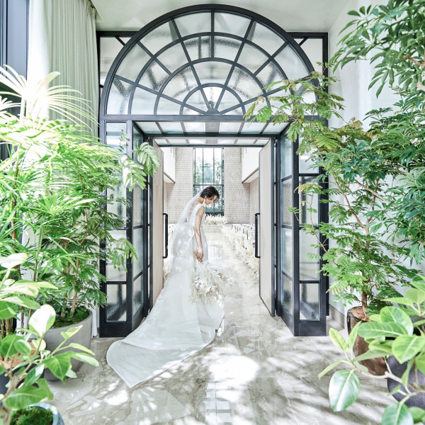 チャペル【Gallery】のアイアンアーチから入場される新郎新婦のお姿はゲストの印象に残るワンシーン