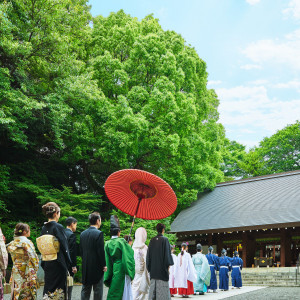 青空の下よりそひの杜と一体となりゲストの温かい眼差しが降り注ぐ参進|乃木神社・乃木會館の写真(35853888)