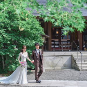 おふたりの笑顔がより輝き真っ白なウェディングドレスが映える一枚を|乃木神社・乃木會館の写真(35857958)