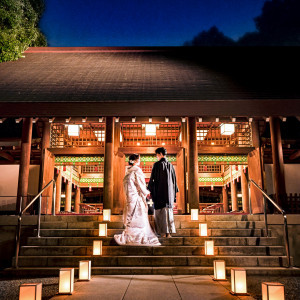 厳粛な雰囲気の乃木神社は昼と夜とはガラッと表情が変わります。大人なナイトウェディングもお楽しみください。|乃木神社・乃木會館の写真(23296611)