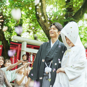 「ふたりの健康や幸せ」を込めて折り鶴シャワーで祝福|乃木神社・乃木會館の写真(35854902)