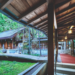 前撮りスポットとして人気な乃木神社の回路は風情ある1シーン|乃木神社・乃木會館の写真(29562720)