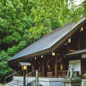 青空の下、夫婦の誓いをかわす神前式|乃木神社・乃木會館の写真(35854907)