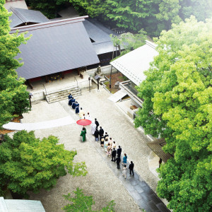 豊かな自然が織りなすよりそひの杜に包まれる参進|乃木神社・乃木會館の写真(12618205)