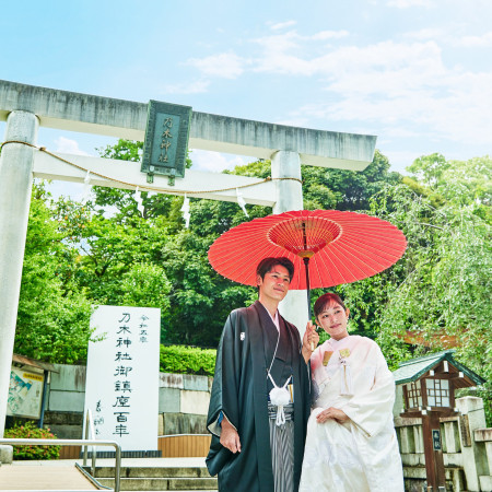 百年の絆を紡いでる歴史に彩られた乃木の杜に見守られながら行う半屋外社殿。おふたりの門出にふさわしい荘厳な挙式が叶います。