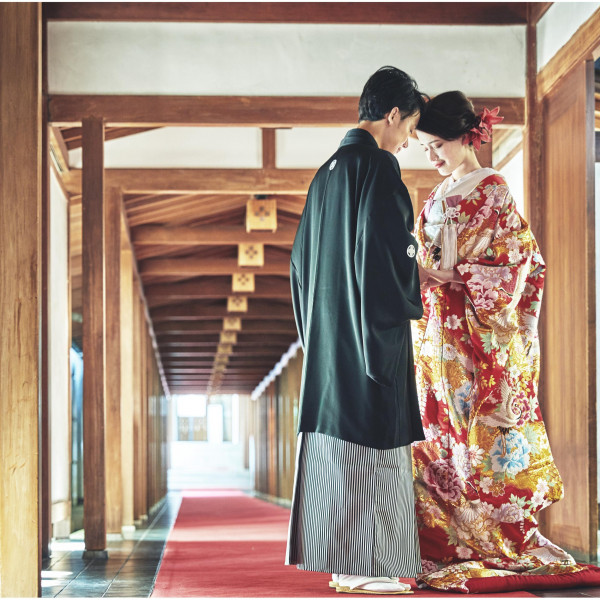 乃木神社の回廊に映える和装姿