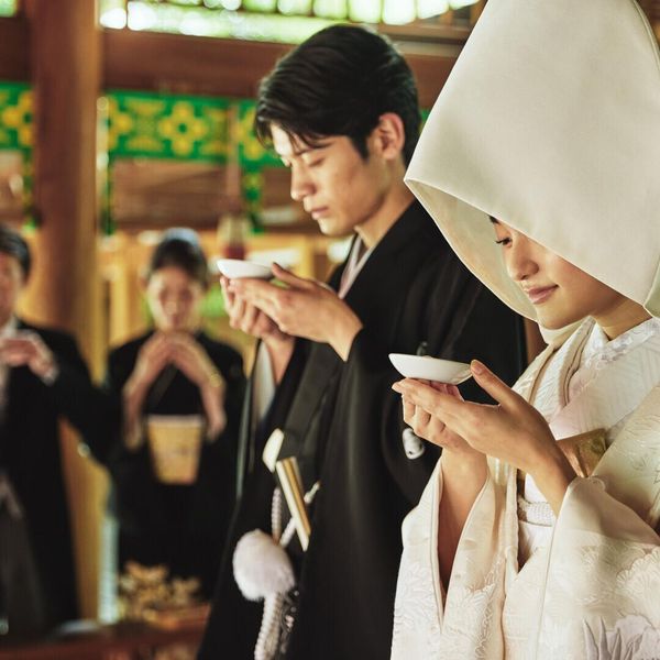 荘厳な雰囲気の中、夫婦和合の誓いを交わす神前式