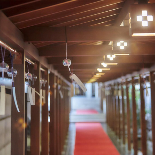 夏季限定の風鈴の音色が響く幻想的な回廊